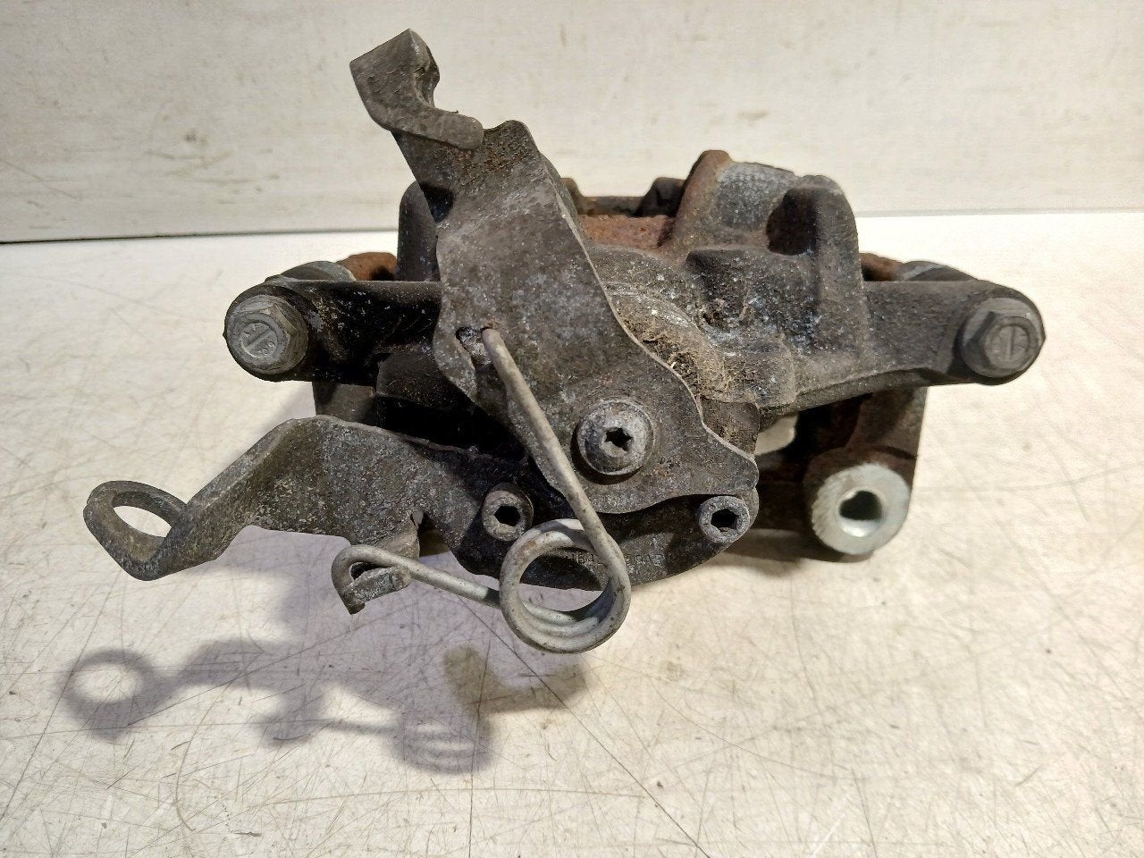 Remklauw rechts achter Volkswagen Crafter, Onderdelen@venauto.nl, Van der Ven Autorecycling B.V., Gebruikt, Ettenseweg 76, 4706 PB Roosendaal, The Netherlands