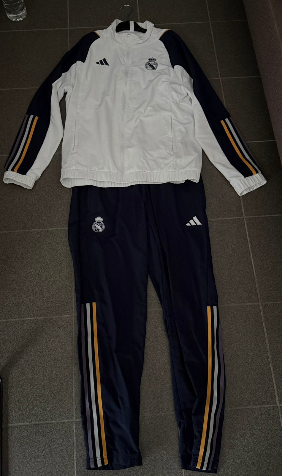 Originele real madrid trainingspak, Kleding | Heren, Sportkleding, Ophalen, Zo goed als nieuw, Maat 52/54 (L)