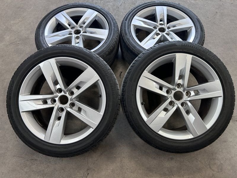 17 inch originele velgen + zomerbanden Seat Leon 5F0601025T, Autos : Pièces & Accessoires, Pneus et Jantes, Pneus été, -, 17 pouces
