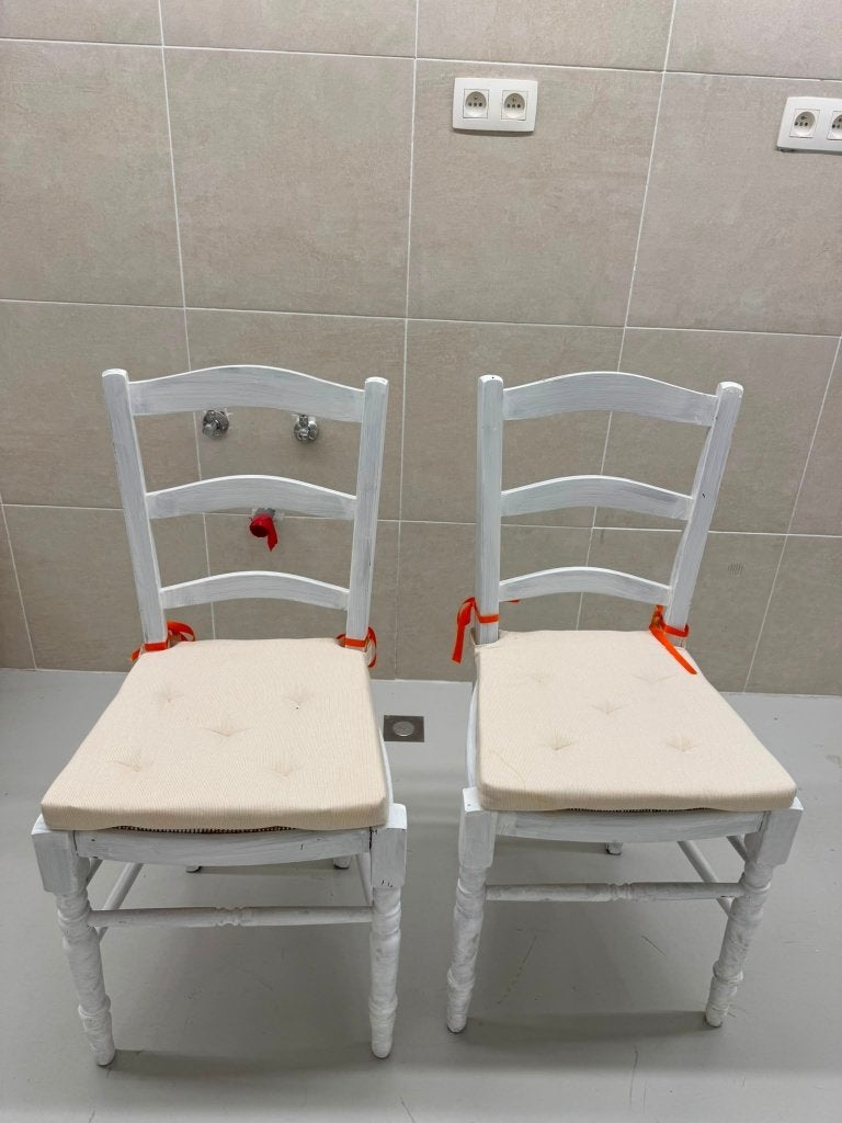 10 x houten stoelen + kussen, Ophalen, Gebruikt, Wit, Vijf, Zes of meer stoelen