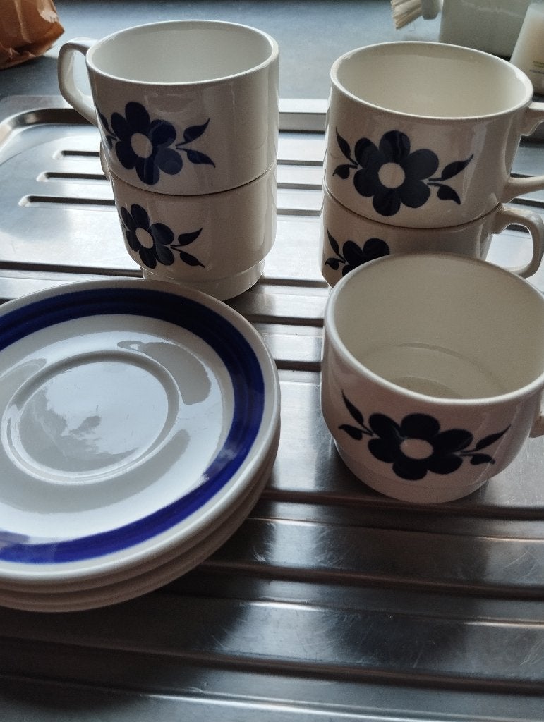 Kopjes bloemmotief, Gebruikt, Vintage, Ophalen of Verzenden, Kop(pen) en/of Schotel(s)