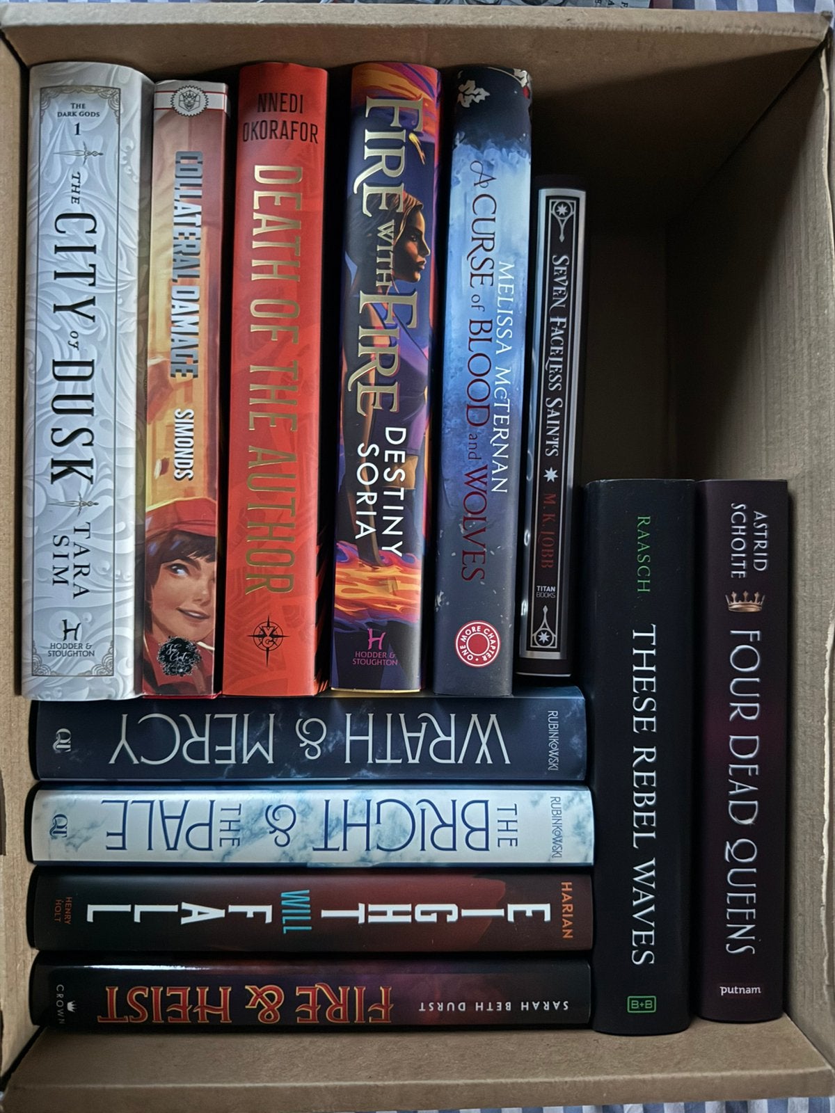 Doos vol fairyloot/illumicrate boeken, Boeken, Ophalen, Zo goed als nieuw
