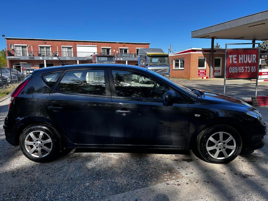 Hyundai i30 1.4 benzine 107.000 bj 2009, Auto's, Voorwielaandrijving, Zwart, 4 cilinders, Zwart