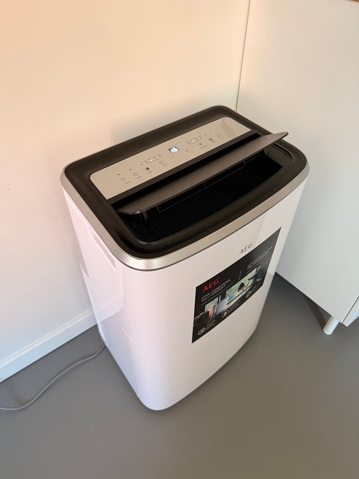 AEG mobiele airco AXP26U338CW – 9.000 BTU, Elektronische apparatuur, Ophalen, Zo goed als nieuw, Mobiele airco