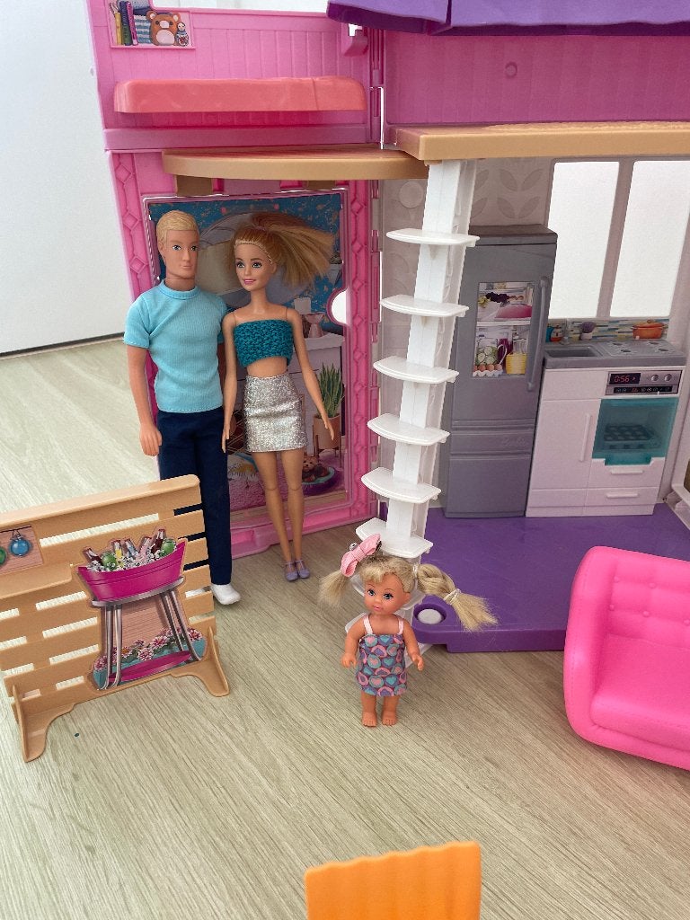Barbie Malibu droomhuis inklapbaar met meubels en poppen, Kinderen en Baby's, Ophalen, Zo goed als nieuw, Poppenhuis