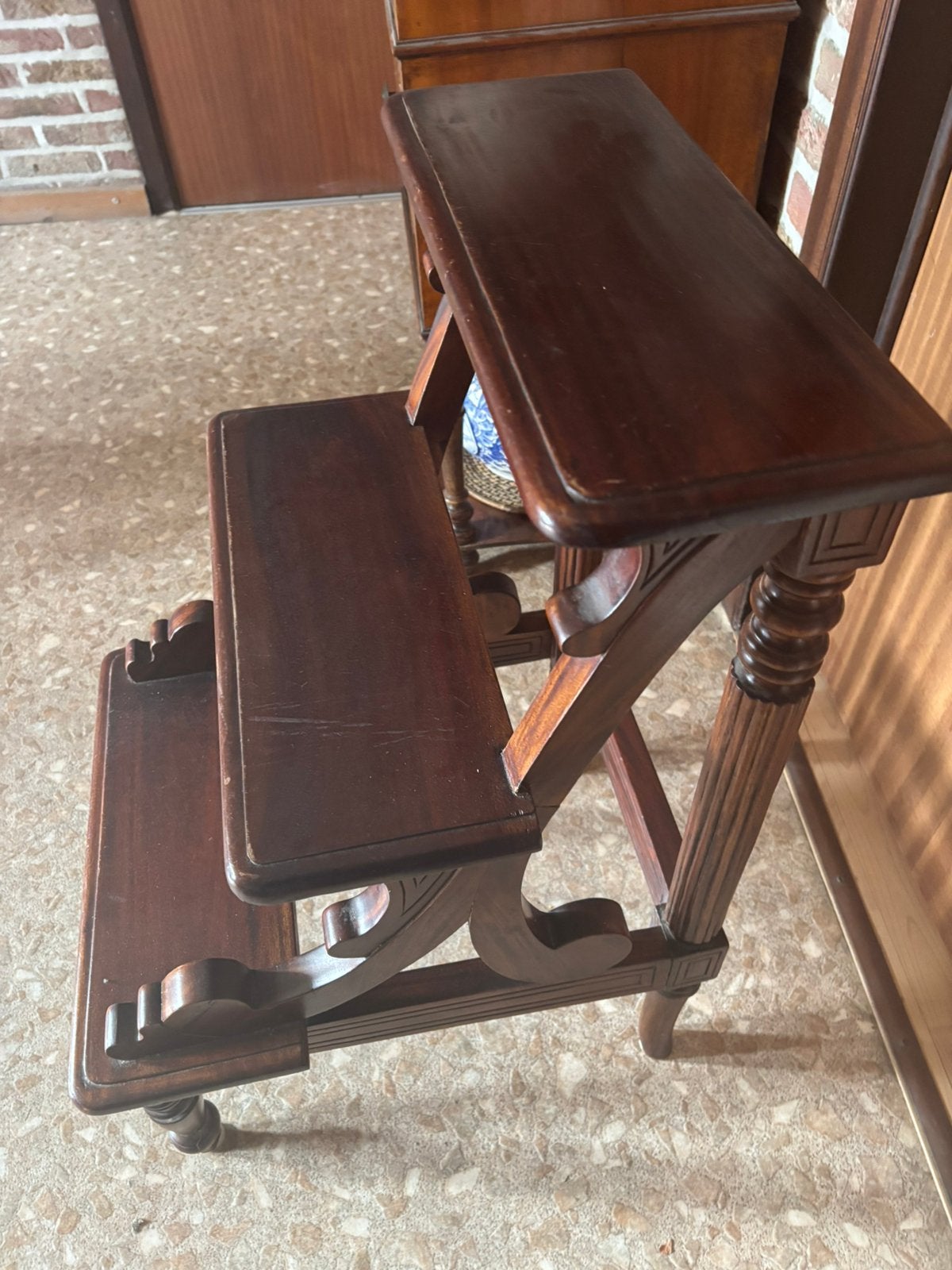 Antiek bibliotheektrapje, Ophalen