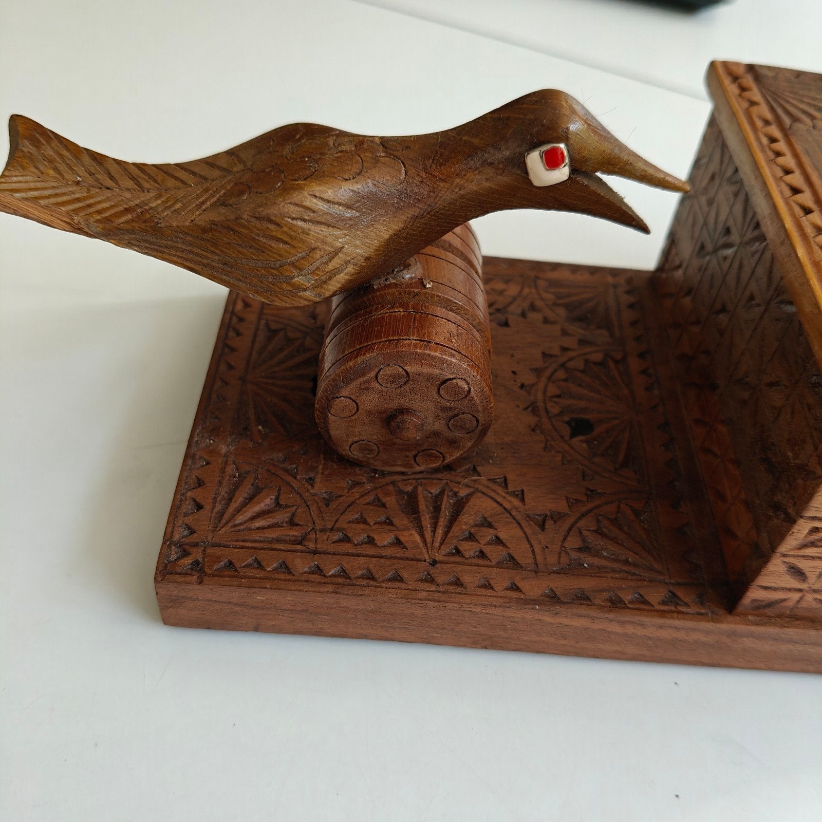 Handgesnede vintage sigarettendispenser - werkend, Ophalen of Verzenden