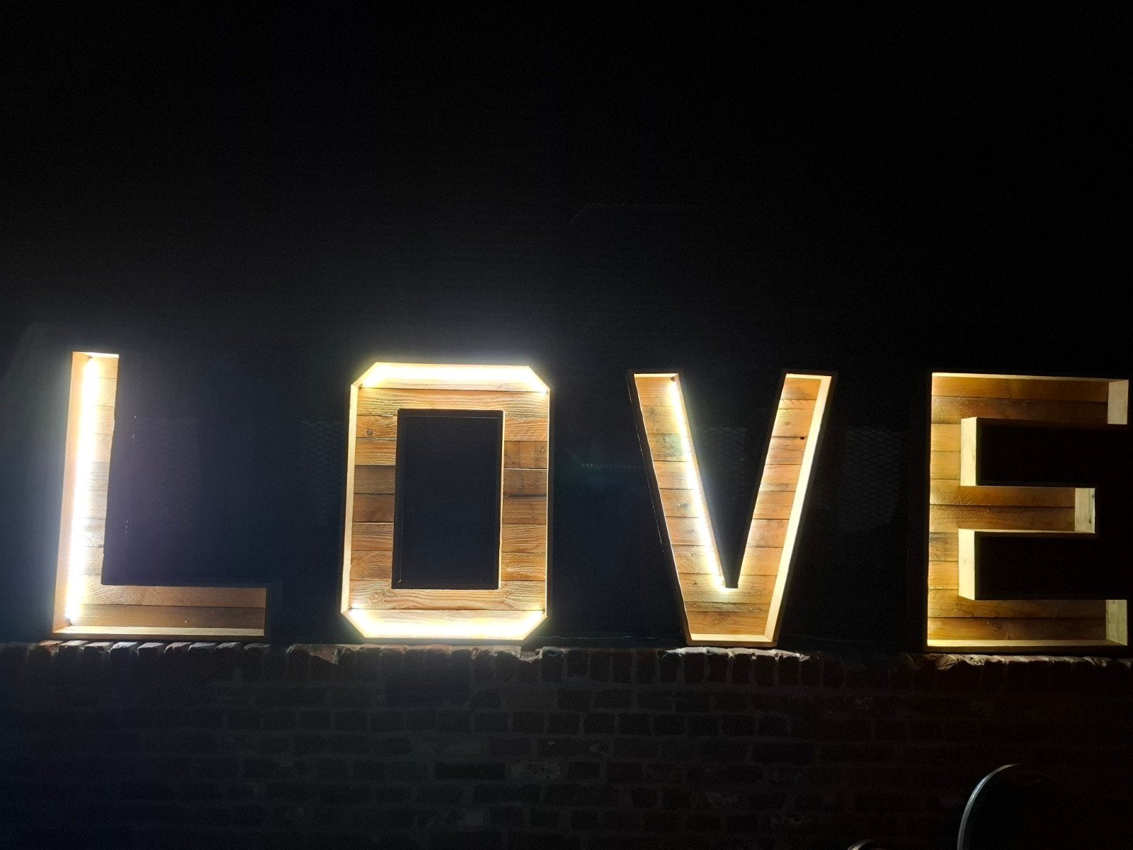 Location Enseigne Lumineuse "LOVE" en bois, Enlèvement