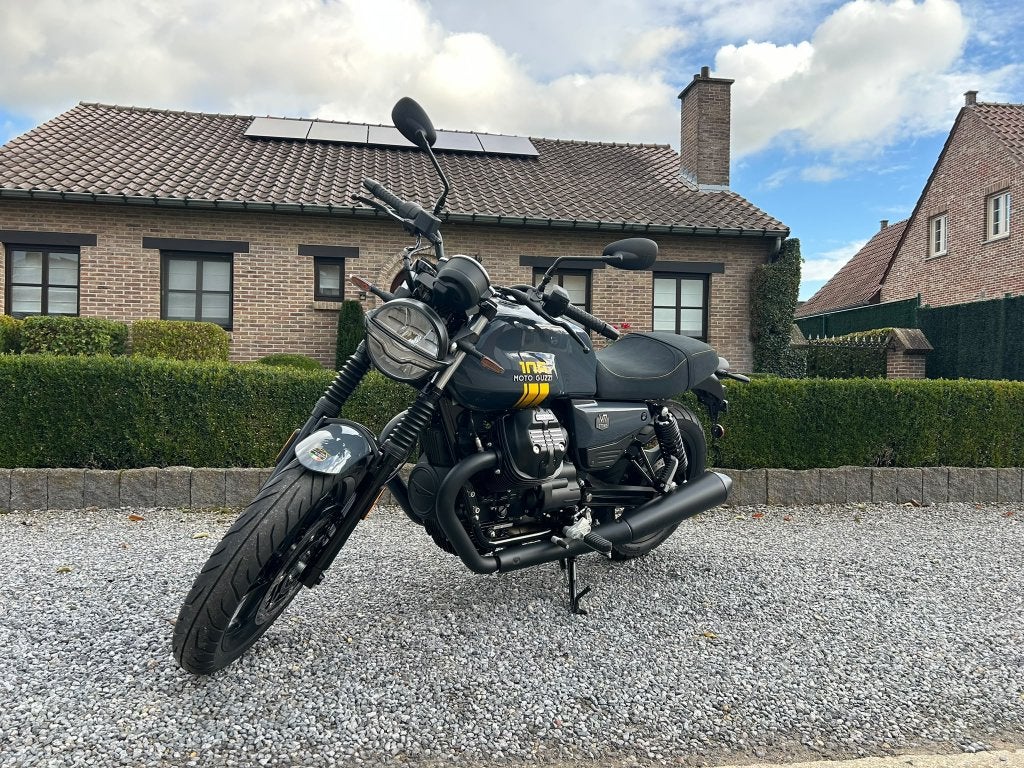 Moto Guzzi V7 Stone 105th, 2 cilinders, Nieuw, Motorrijbewijs A, Bedrijf