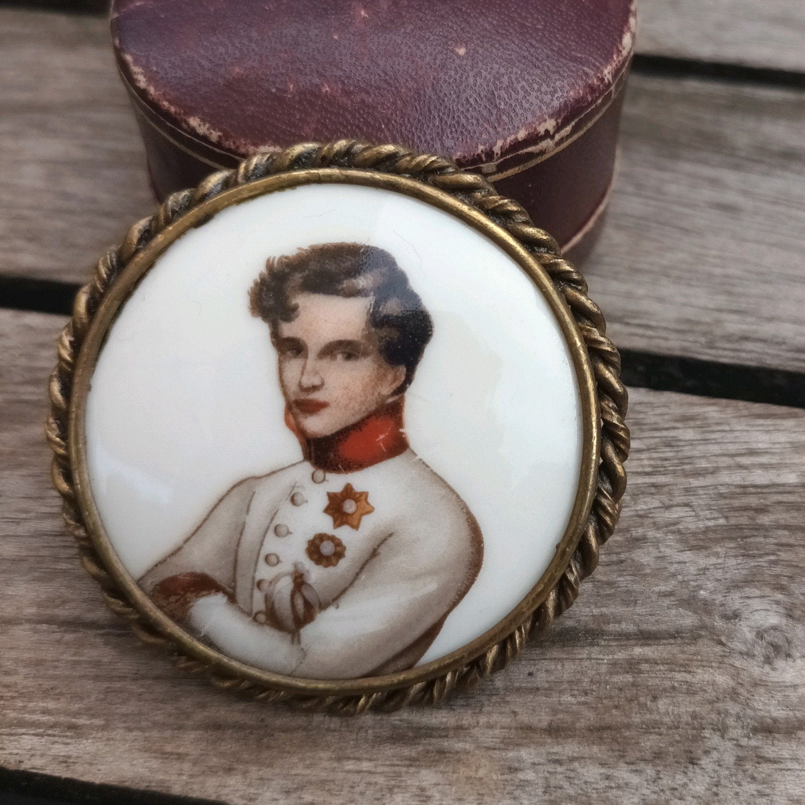 Porseleinen beschilderde broche, ca 5 cm diameter, Ophalen