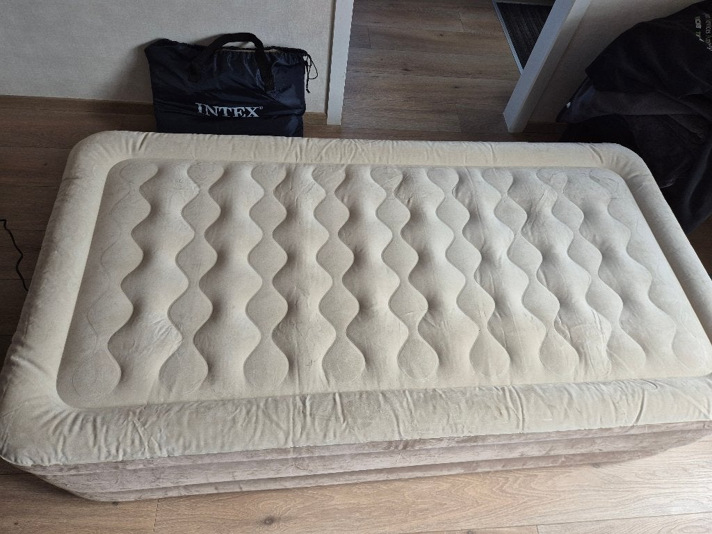 intex luchtmatras ultra, Caravanes & Camping, Matelas pneumatiques, Enlèvement, Pompe intégrée, Comme neuf, 1 personne