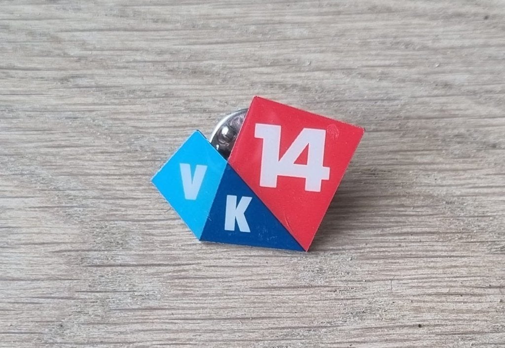 Pin VK14 de VRT NWS, après les élections de 2014 en Belgique, Enlèvement ou Envoi, Neuf, Autres sujets/thèmes, Insigne ou Pin's