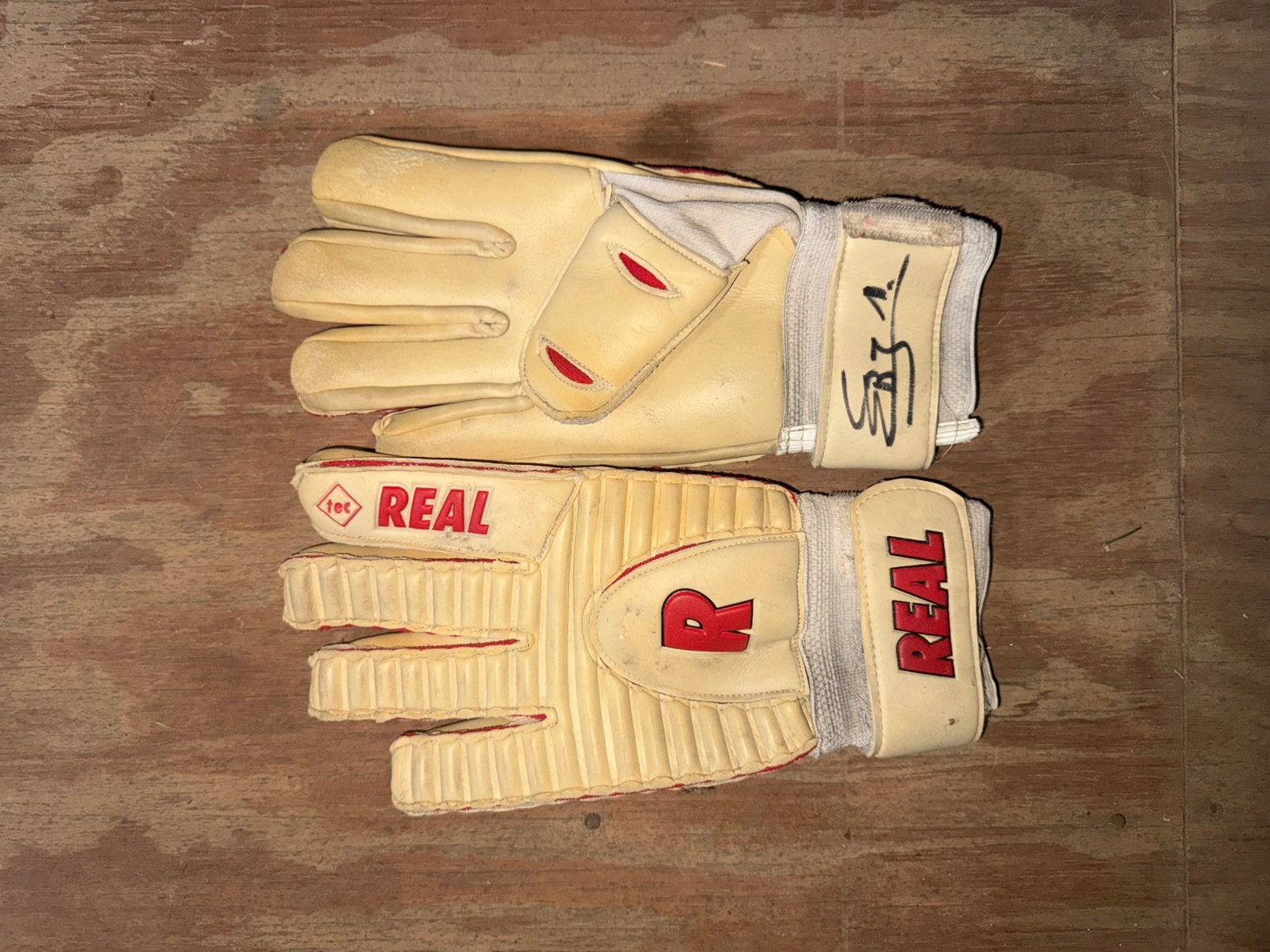 Gesigneerde handscoenen van Jorn Brondeel, Sport en Fitness, Voetbal, Ophalen, Zo goed als nieuw