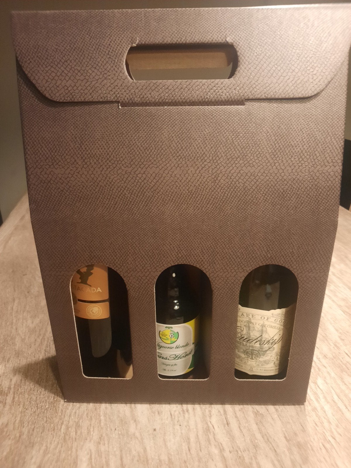 geschenkdoos met 2soorten wijn en 1 blond bier, Diversen, Ophalen