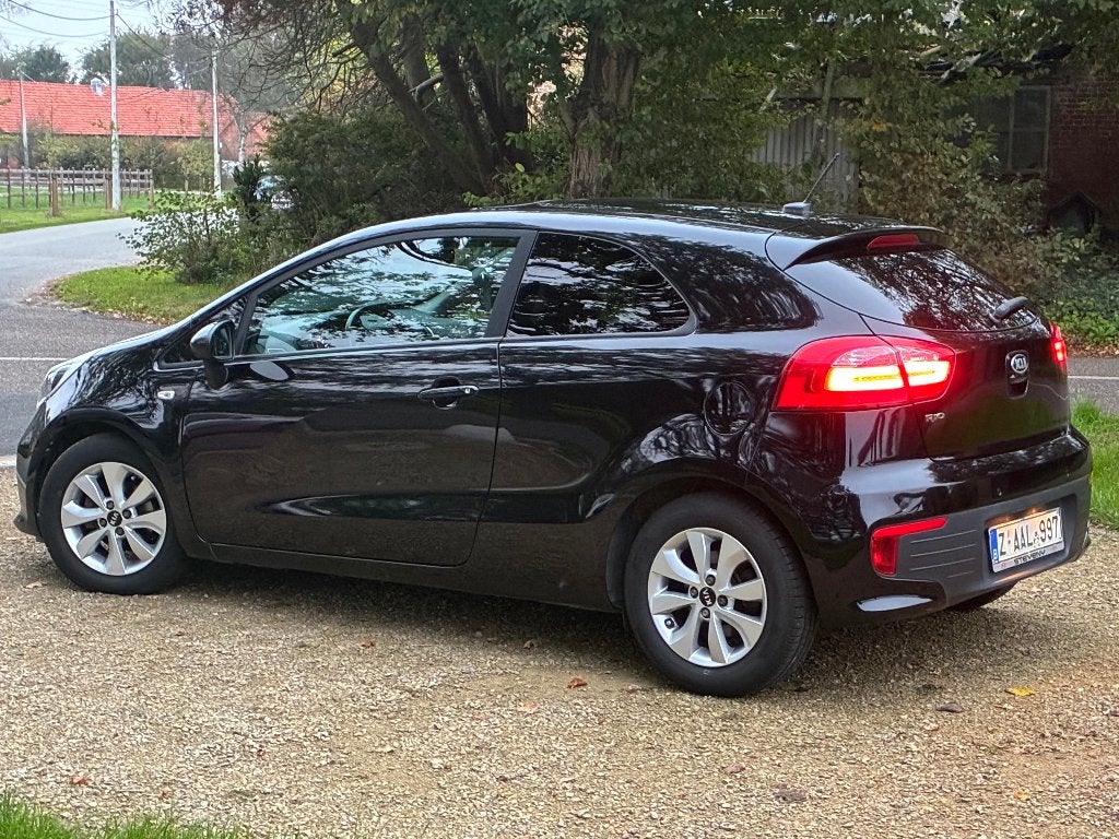 Kia Rio 1.2 benzine. Zeer mooie staat, vele opties!, Auto's, Voorwielaandrijving, 4 cilinders, Zwart, Bedrijf