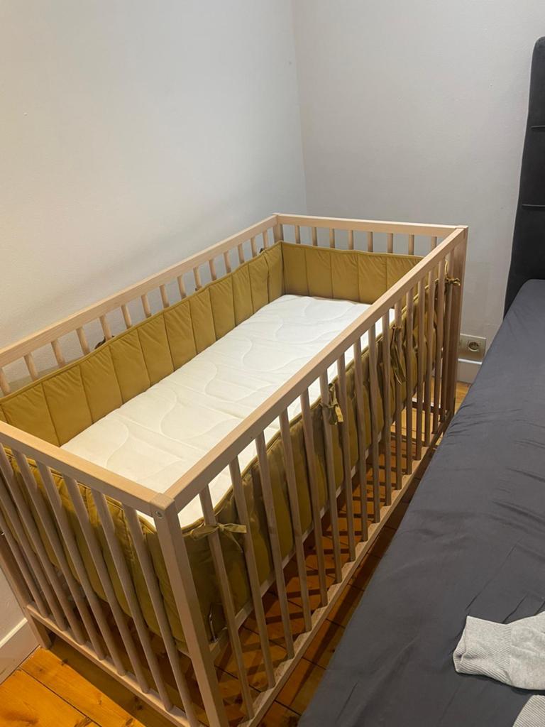 Lit bebe a vendre avec matelas et tour de lit jamais utilisé, Enfants & Bébés, Berceaux & Lits, Enlèvement, Comme neuf