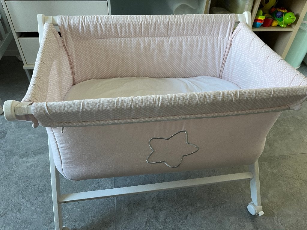 baby wieg op wieltjes met nieuwe matras, Kinderen en Baby's, Ophalen, Wieg