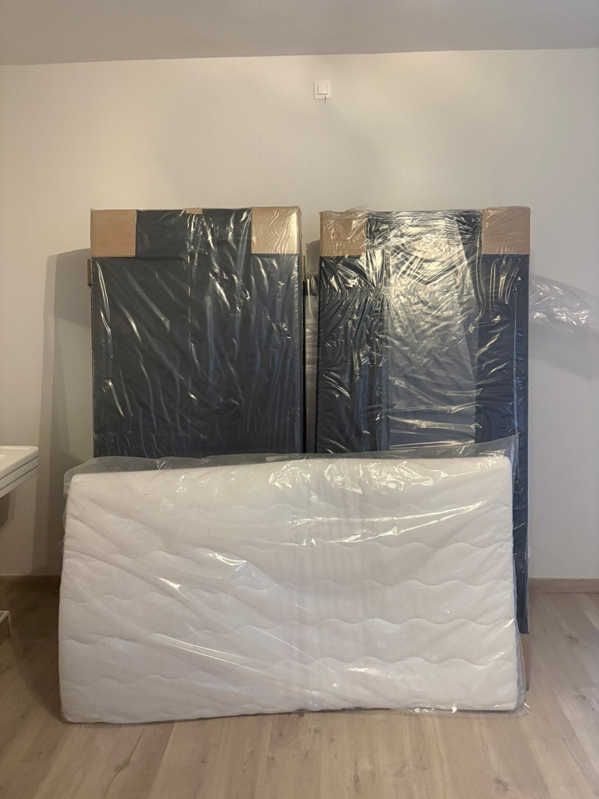 Gloednieuwe complete boxspring 1m90x2m, Ophalen, Zo goed als nieuw
