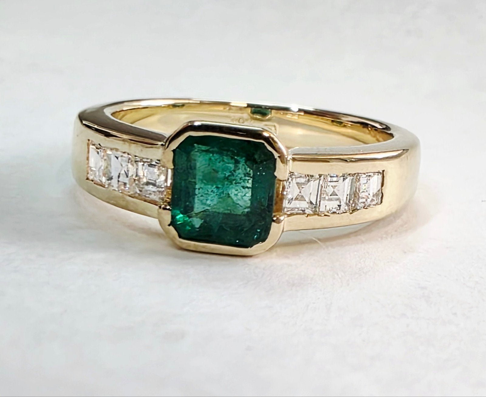 Gouden ring met smaragd 1,0kt en diamanten 0,24kt, Ophalen of Verzenden, Goud, Goud