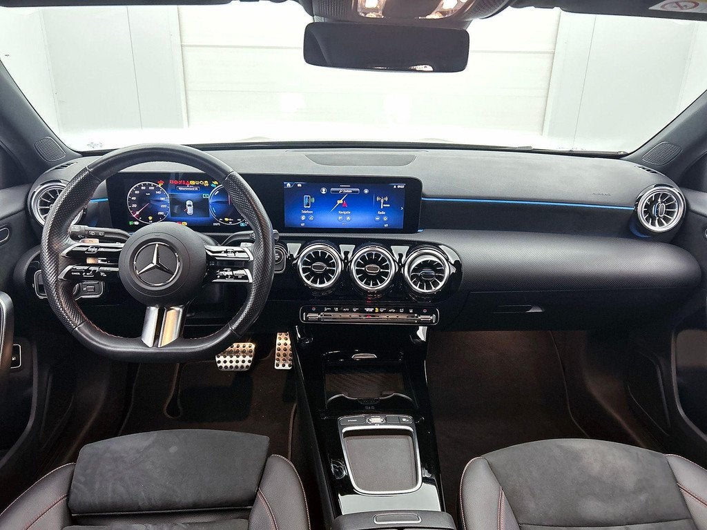 Mercedes-Benz A-klasse 250 e Hatchback AMG Line | Night Pack, Auto's, Stof, Gebruikt, 4 cilinders, 16 kWh