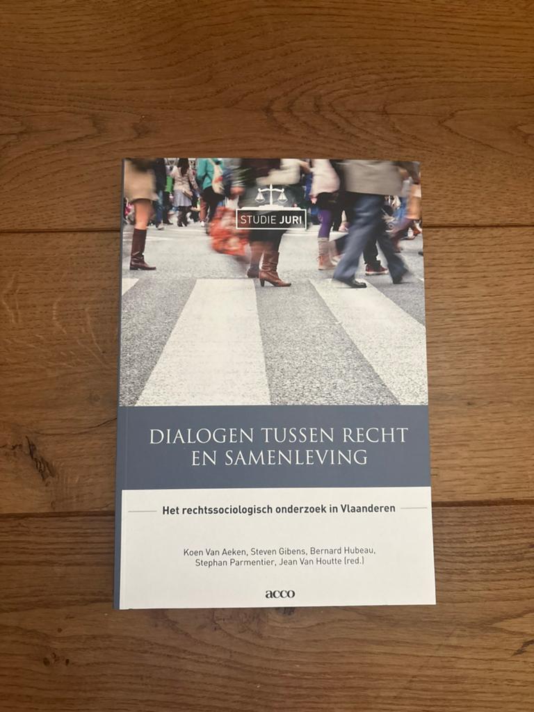 Dialogen tussen recht en samenleving, Ophalen of Verzenden, Zo goed als nieuw