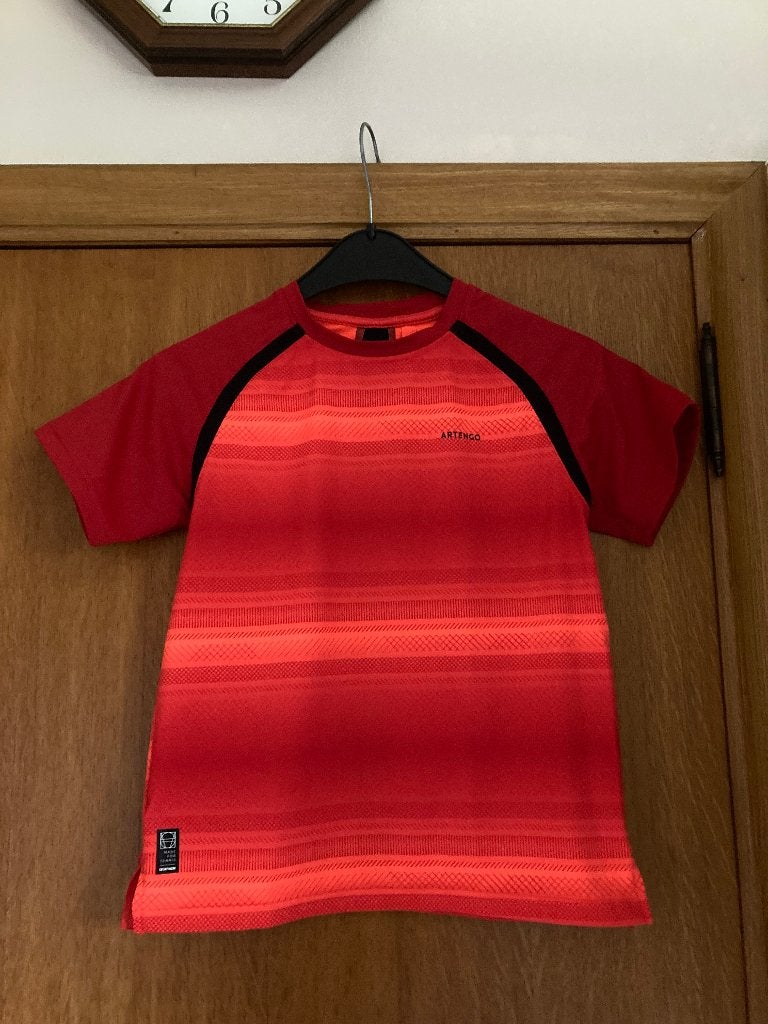 Rood sportbloesje, Artengo, maat 128, 8 jaar, Garçon, Enlèvement ou Envoi, Comme neuf, Vêtements de sport ou Maillots de bain