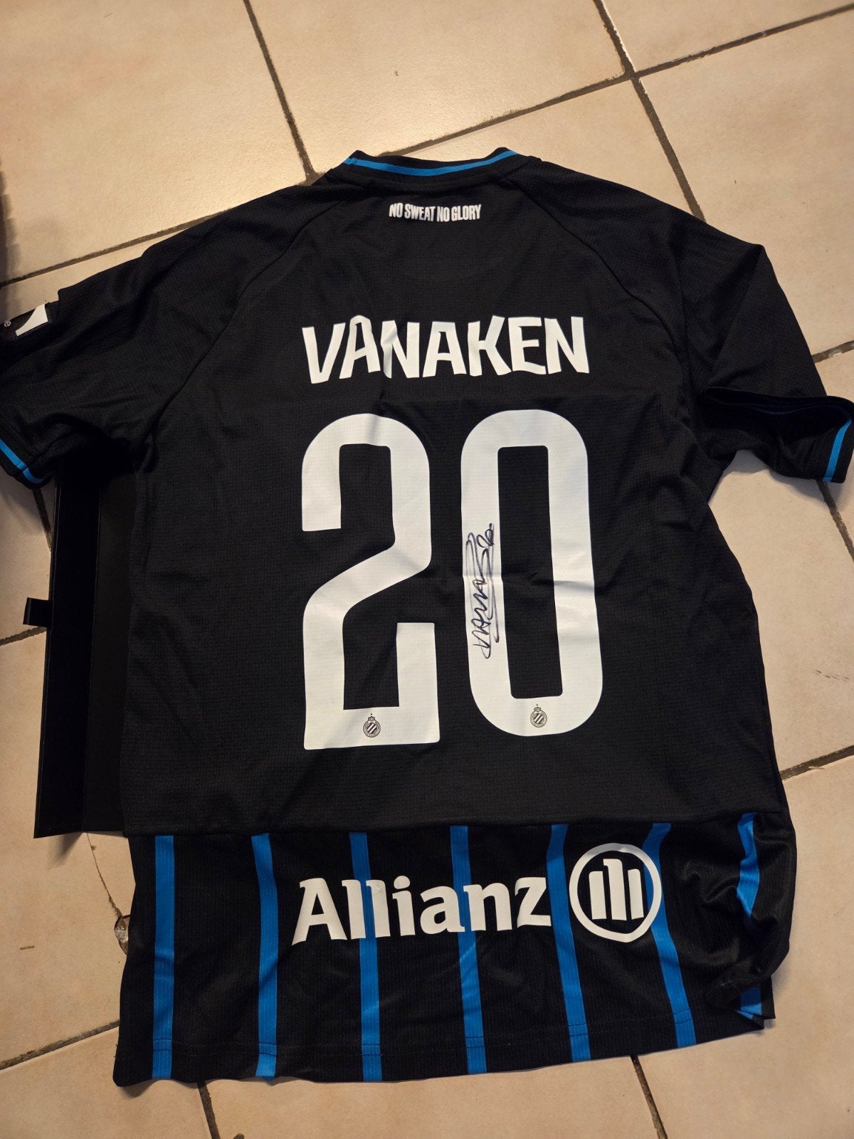 matchworn en getekend shirt Vanaken, Sport en Fitness, Ophalen of Verzenden, Nieuw, Shirt