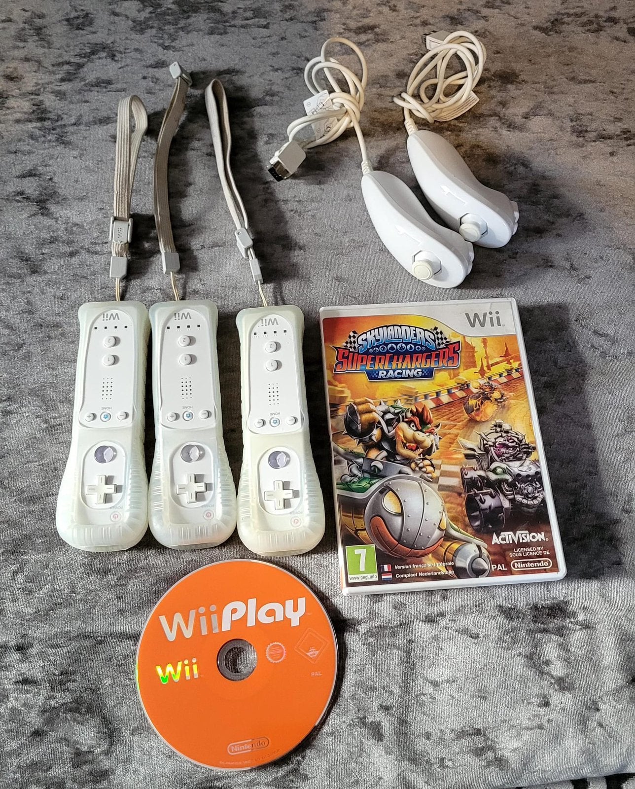 Console de jeux Wii avec manettes joysticks et jeux, Consoles de jeu & Jeux vidéo, Enlèvement, Utilisé, Avec 3 manettes ou plus