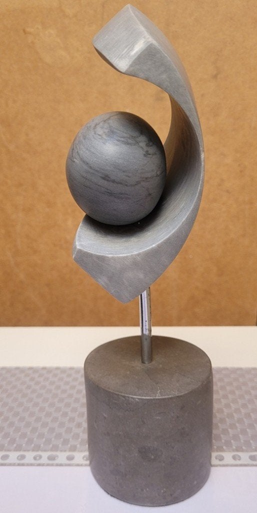 Lieven DEBRABANDERE, abstractie in Bardiglio-marmer, Enlèvement, Marqué, Statue