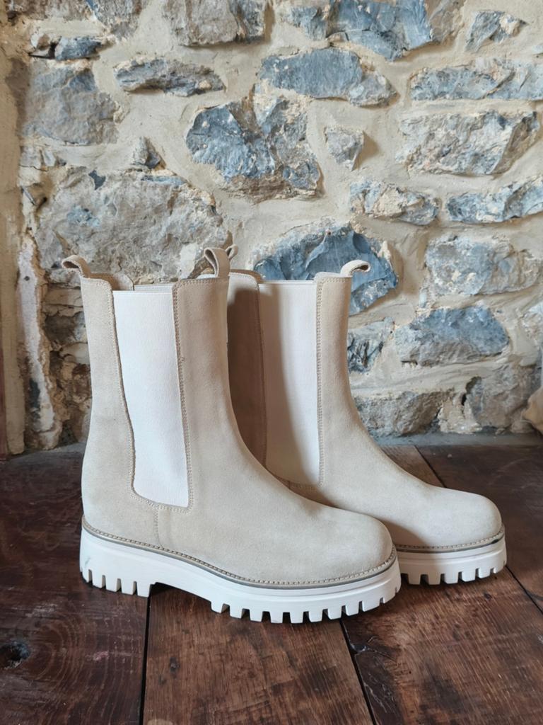 Beige laarsjes, Ophalen
