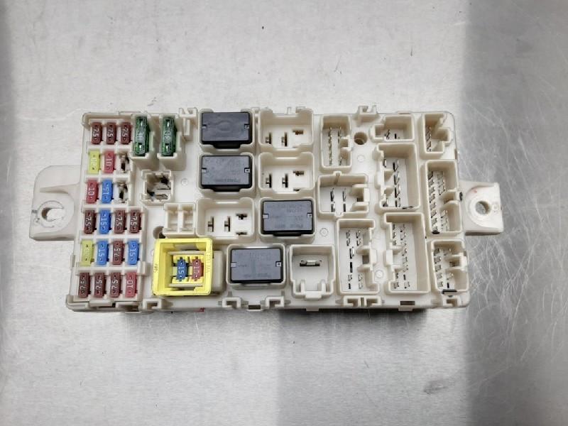 BOITIER FUSIBLES Mitsubishi Space Star (A0) (|09232123|), Utilisé, Mitsubishi