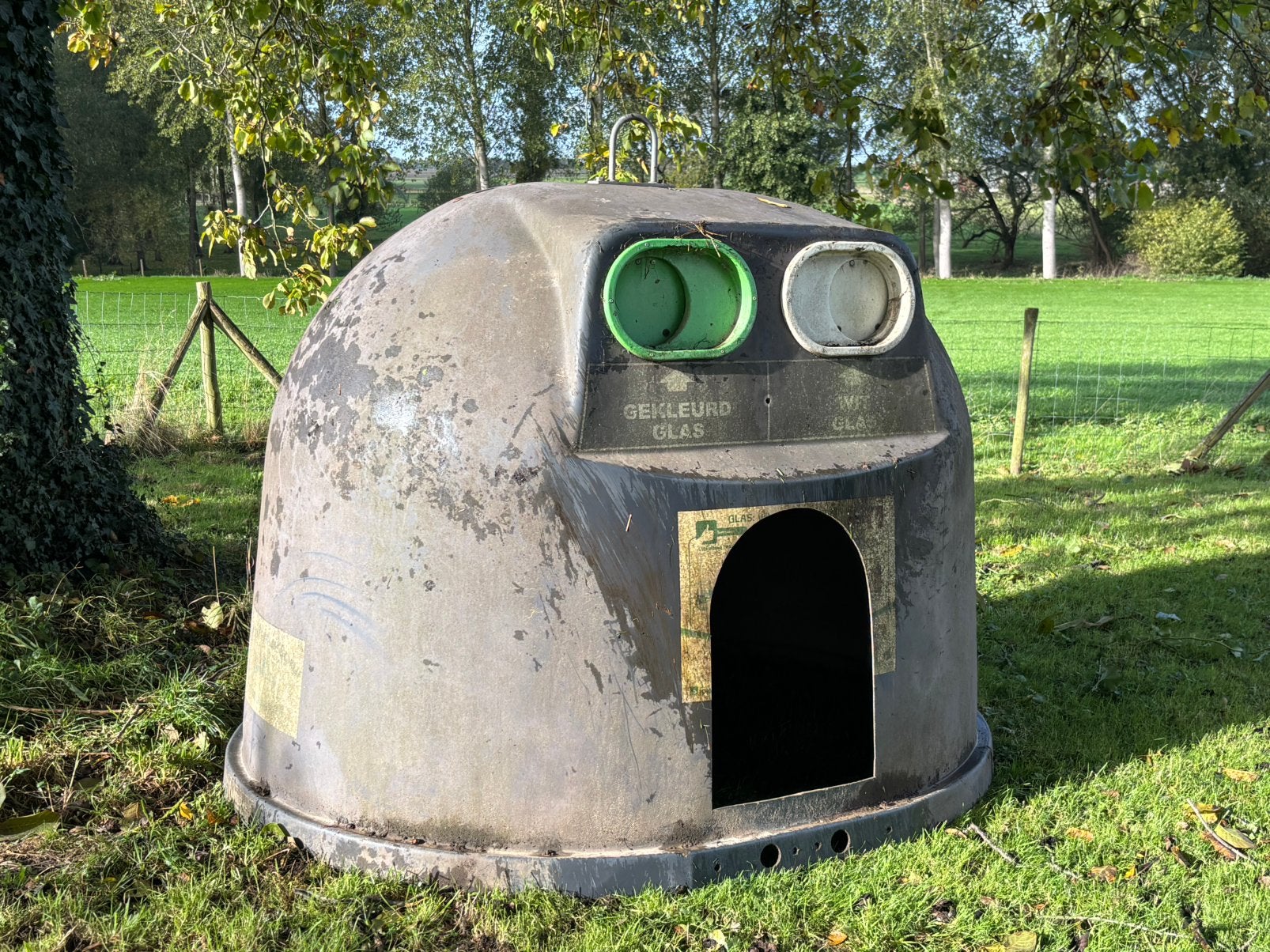 Schuilhok dieren glasbol, Stalling