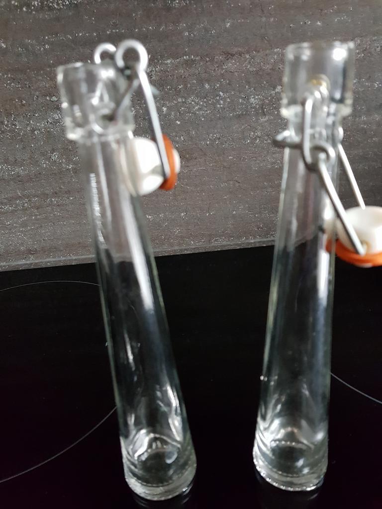 2 oude leuke flesjes, vb olie azijn, 18cm, goede staat, Enlèvement, Comme neuf