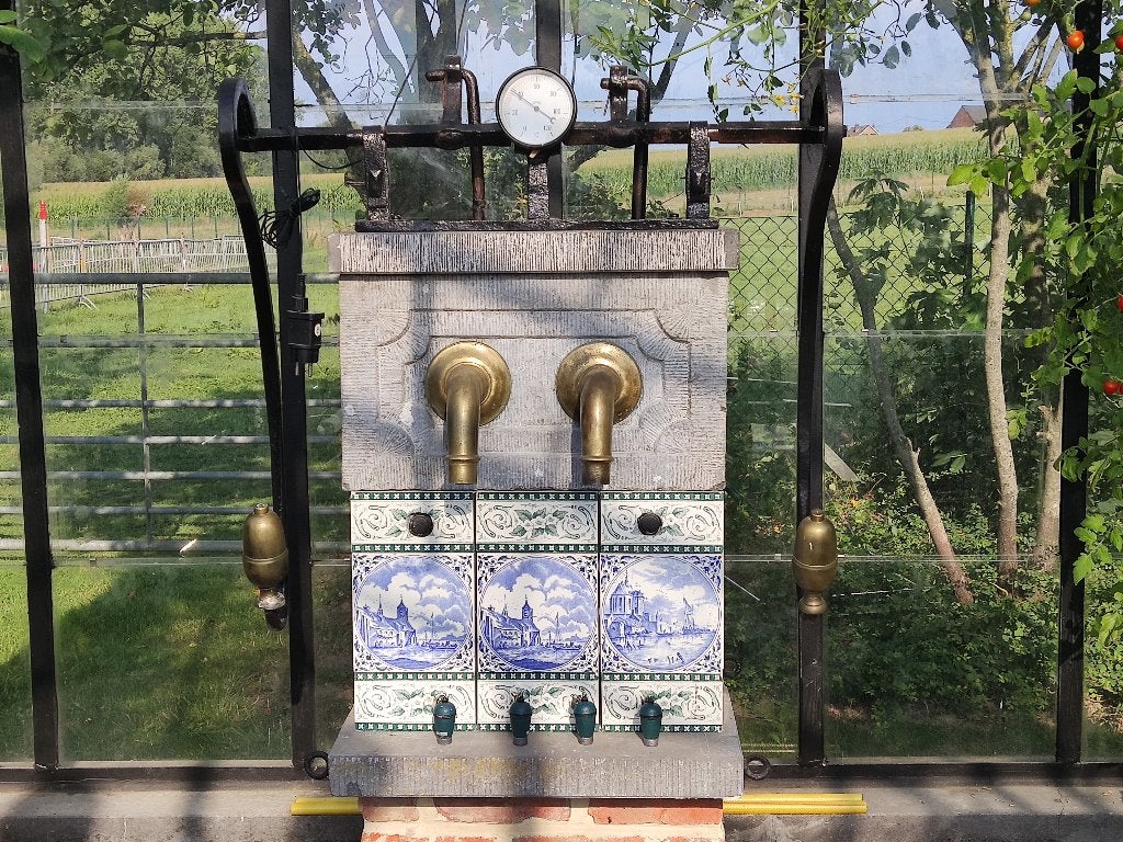 Mooie zeer oud pomp met arduinen pomphuis, Tuin en Terras, Buitenkranen, Ophalen, Gebruikt