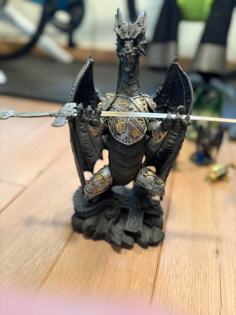 Draken- en ridderbeelden, Ophalen