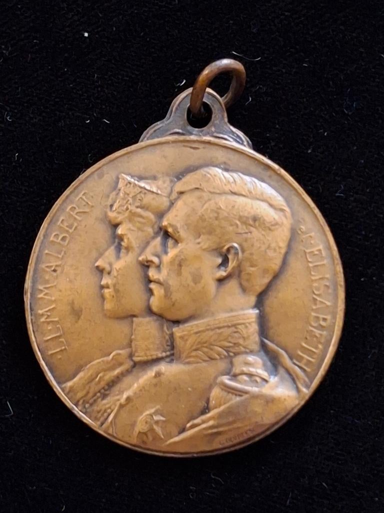 medaille hanger Koningin Elisabeth - Koning Albert I ., Verzamelen, Verzenden, Gebruikt, Overige typen