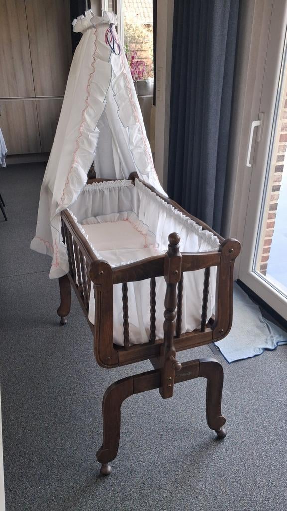 Houten wieg op wieltjes., Kinderen en Baby's, Babywiegjes en Ledikanten, Ophalen, Wieg