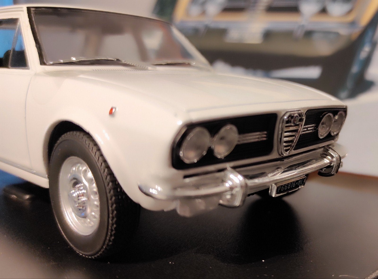 Alfa Romeo Alfetta crème 1:24 in vitrinedoosje, Ophalen of Verzenden
