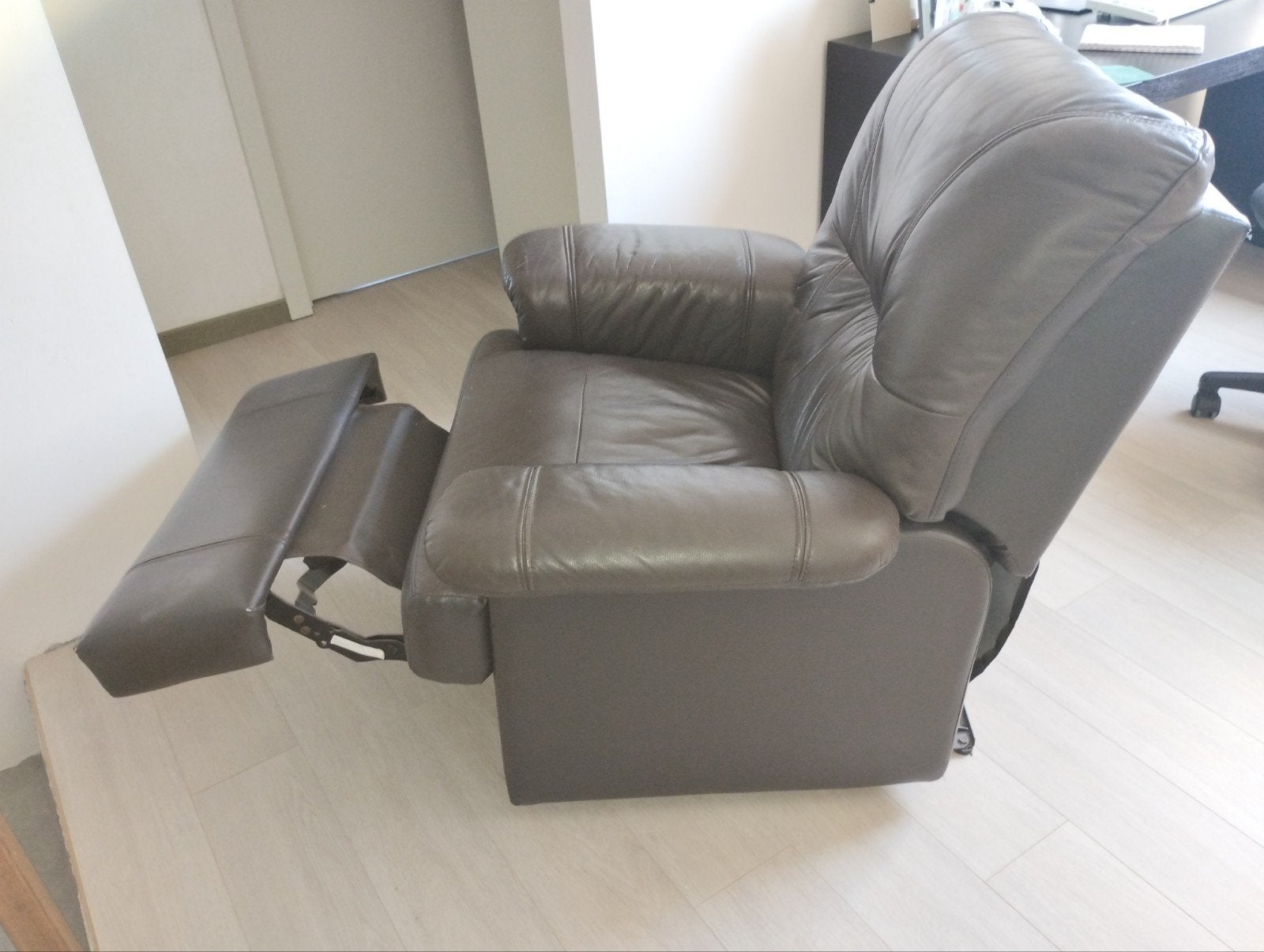 Lederen èènzit lounche, Enlèvement