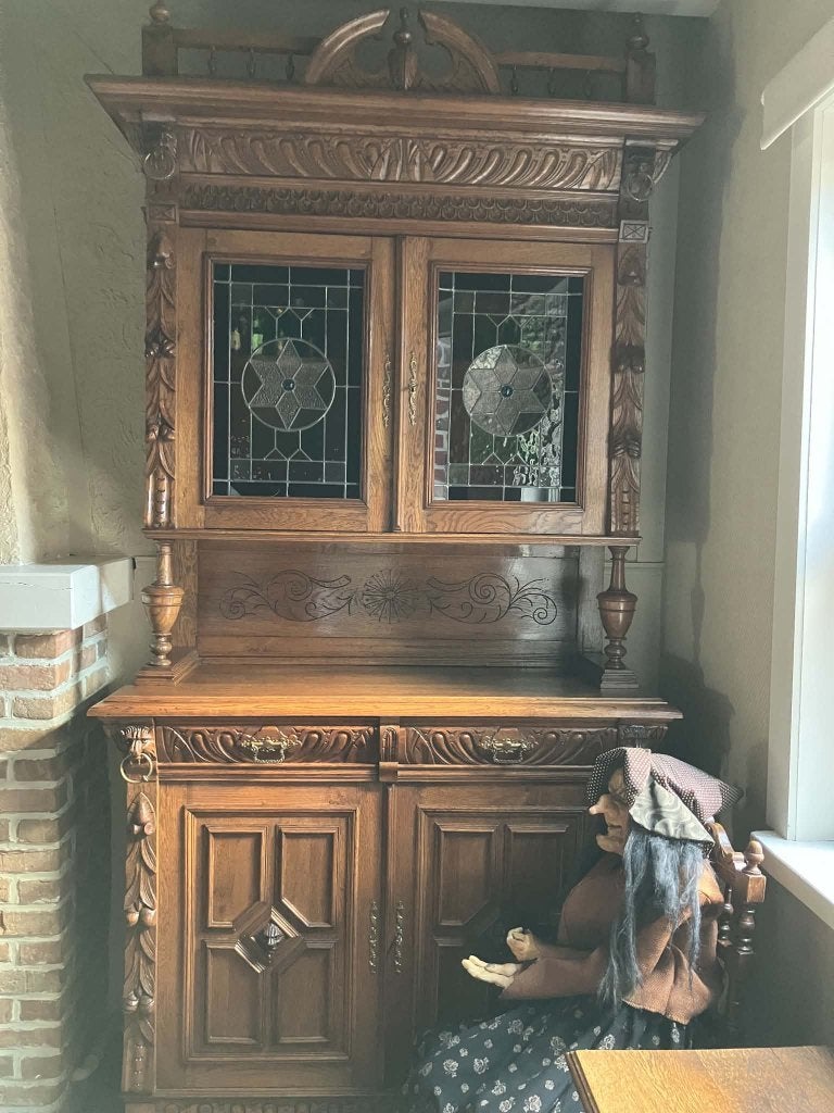 CONTENU : 4 ARMOIRES ANCIENNES ET 1 VITRINE, Enlèvement