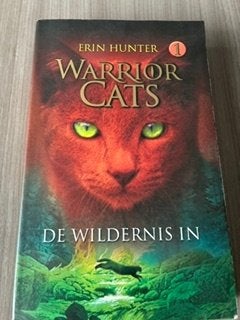 Warrior cats – reeks 1 boek 1 de wildernis in, Boeken, Ophalen of Verzenden, Zo goed als nieuw, Erin hunter
