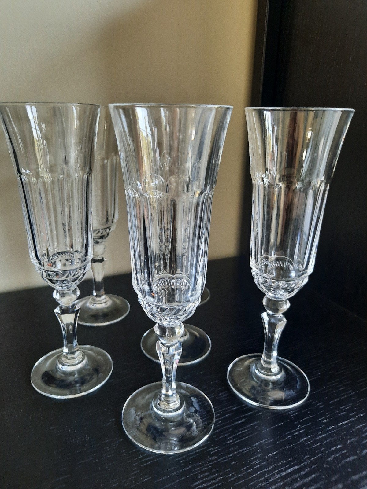 Zes kristallen champagneglazen, Ophalen