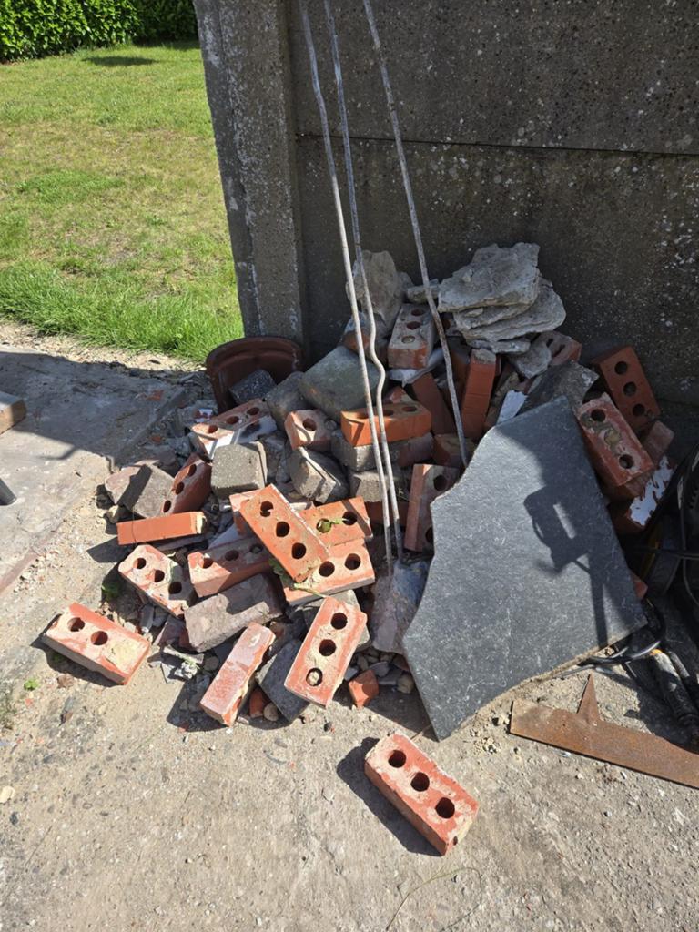 Gratis steen, steenpuin! Ongeveer 0,15m3 of 3 a 4 kruiwagen, Doe-het-zelf en Bouw, Ophalen