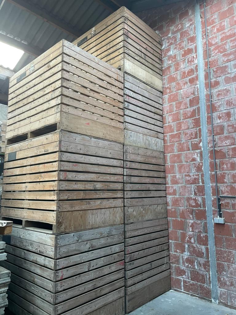 aardappelkisten. Houten kisten, Ophalen, Akkerbouwbedrijf