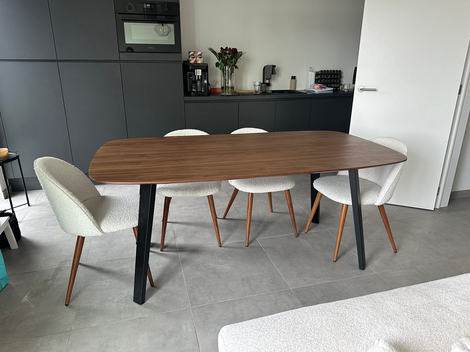 Bootvormige eettafel in walnootkleur te koop, Ophalen, 100 tot 150 cm, Zo goed als nieuw, Vijf personen of meer