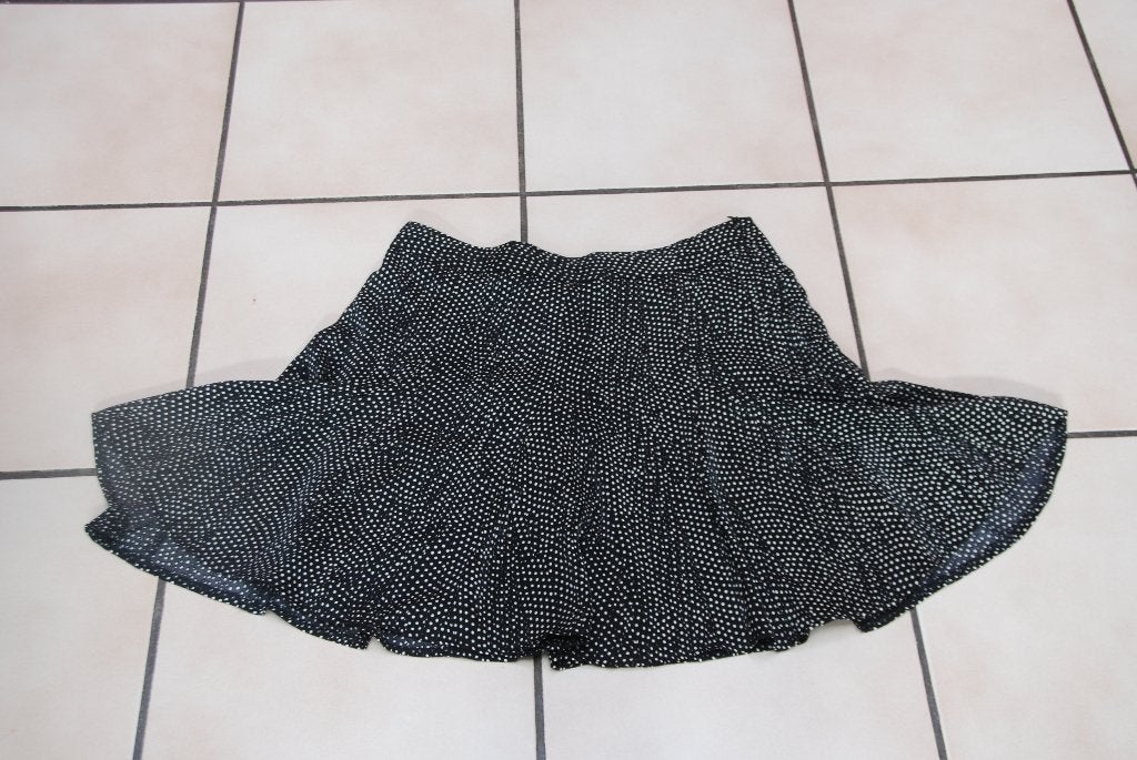 Zwarte minirok met witte stippen T42 Nieuw met tag!, Kleding | Dames, Rokken, Zwart, Nieuw, Ophalen of Verzenden, Boven de knie