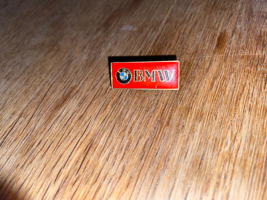 Pin’s BMW rouge vintage Collector ‘90s Rare ! TB état, Envoi, Utilisé, Marque, Insigne ou Pin's