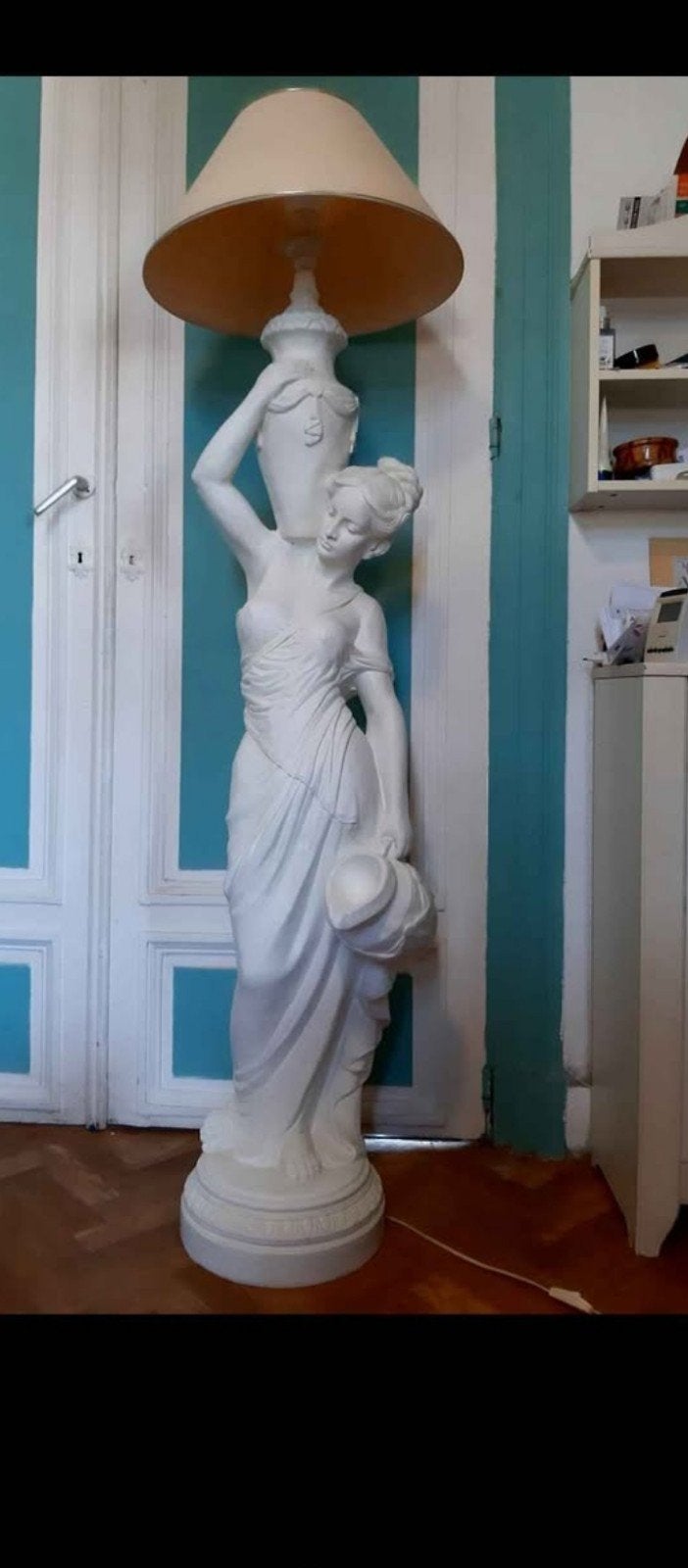 Belle statue avec lampe en résine renforcer avec fibre de ve, Enlèvement