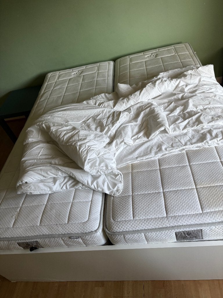 Gratis wit bed 180 cm met lattenbodem en 2 matrassen, Huis en Inrichting, Ophalen, Gebruikt, Wit, Tweepersoons