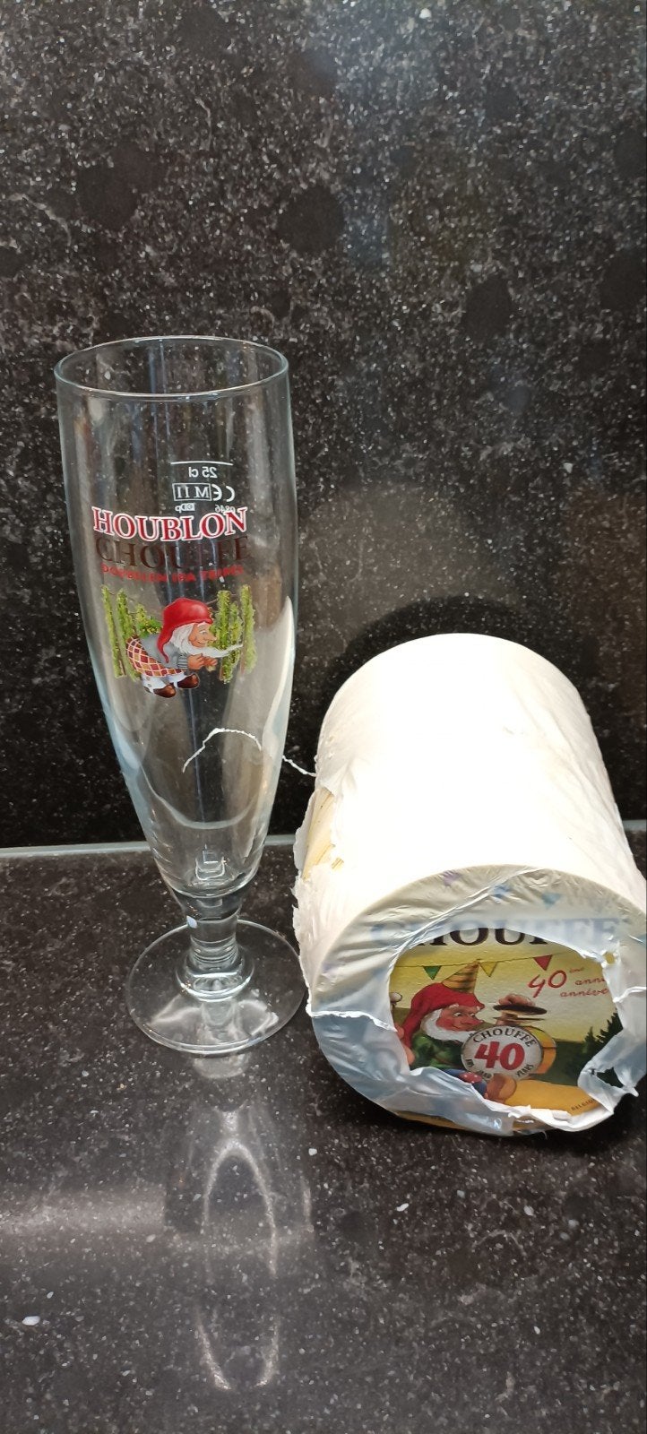 bierglas en pak viltjes 40 anniversaire la chouffe, Verzamelen, Ophalen of Verzenden, Viltje(s)